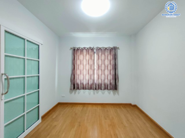 *****บ้านเดี่ยวมือสอง กรุงเทพมหานคร ม.บ้านและสวน2 กาญจนาภิเษก เนื้อที่มากถึง 122 ตร.ว. ฟังก์ชัน 4 ห้องนอน 2 ห้องน้ำ 2 ที่จอดรถ บ้านสร้างใหม่ ไม่เคยเข้าอยู่ มีความเป็นส่วนตัว บนทำเลเยี่ยม ใกล้จุดขึ้นทางด่วน "ศรีรัช" จองด่วน!